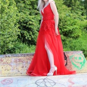 This dress is the prefect two piece prom dress. It has a lacy skirt